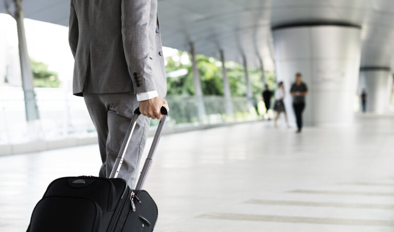Despesas de viagem internacional corporativa: como controlar IOF, câmbio e prestação de contas